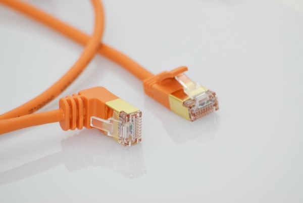 wantecWire slim SSTP, CAT7 Kabel, Stecker CAT6a, d=4mm, gewinkelt 90° nach oben, orange, Länge: 3,00 m