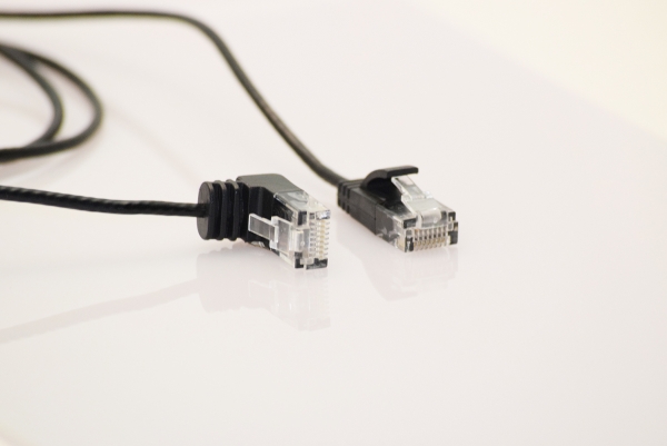 wantecWire extra dünnes UTP Patchkabel CAT6a, d=2,8mm, gewinkelt 90° nach oben, schwarz, Länge: 3m